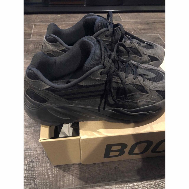 adidas(アディダス)の正規品　YEEZY BOOST 700 V2 イージーブースト  メンズの靴/シューズ(スニーカー)の商品写真