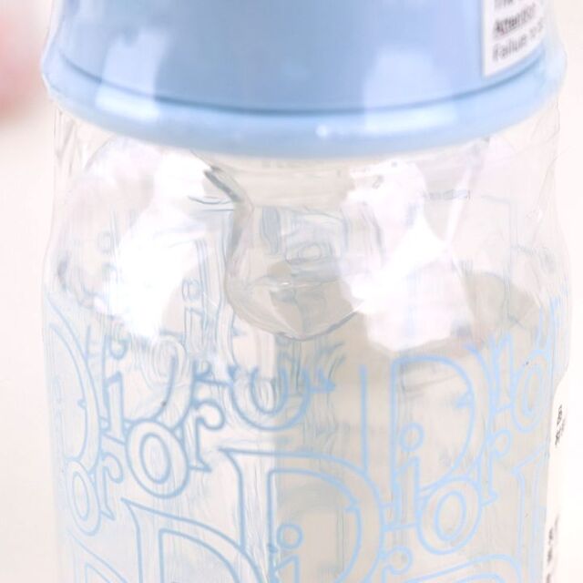 Dior(ディオール)のディオール Baby Dior 哺乳瓶 130ml 未使用 トロッター柄 ブランド ベビー用品 ほ乳瓶 レディース ブルー Dior インテリア/住まい/日用品のインテリア小物(その他)の商品写真