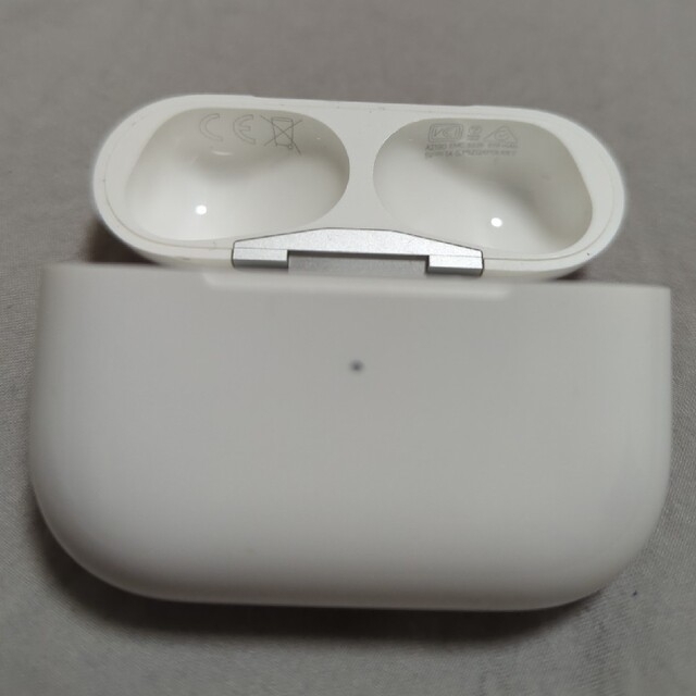 Apple(アップル)のAirPods Pro 充電ケース スマホ/家電/カメラのオーディオ機器(ヘッドフォン/イヤフォン)の商品写真