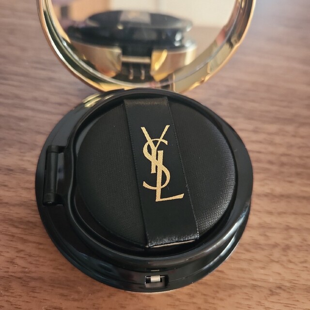 Yves Saint Laurent(イヴサンローラン)の《新品未使用》イヴ サンローラン　アンクルドポー　ルクッション 30 コスメ/美容のベースメイク/化粧品(ファンデーション)の商品写真