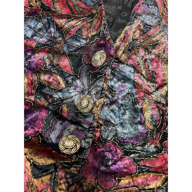 ヴィンテージ刺繍ベロアベスト 花柄 ゴールドボタン ブラック パープル ブルー レディースのトップス(ベスト/ジレ)の商品写真