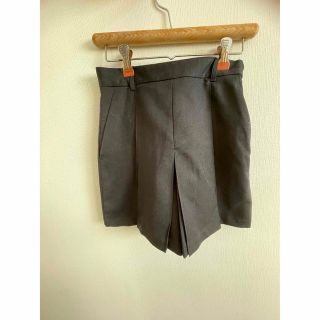 ジーユー(GU)の【GU】タックショートパンツ　M ほぼ新品(ショートパンツ)