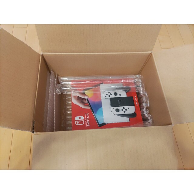 Nintendo Switch(ニンテンドースイッチ)の【極美品、ほぼ新品同様】 Switch 本体有機EL ホワイト エンタメ/ホビーのゲームソフト/ゲーム機本体(家庭用ゲーム機本体)の商品写真