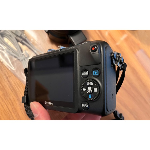 Canon(キヤノン)のCanon EOS M2 Wレンズキット BK スマホ/家電/カメラのカメラ(ミラーレス一眼)の商品写真