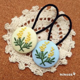 【おまけ付】ミモザ🏵️刺繍 くるみボタン  ヘアゴム  ２セット(ヘアアクセサリー)