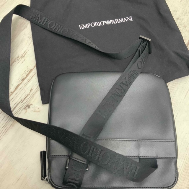 Emporio Armani(エンポリオアルマーニ)のアルマーニ　美品　ショルダーバック　ブラック メンズのバッグ(ショルダーバッグ)の商品写真