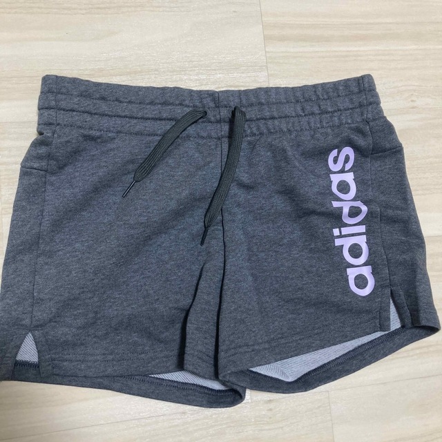 adidas(アディダス)のadidas ショートパンツ　Sサイズ スポーツ/アウトドアのトレーニング/エクササイズ(トレーニング用品)の商品写真