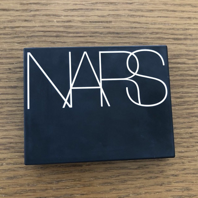 NARS(ナーズ)のNARS ライトリフレクティング　セッティングパウダー　プレストN  10g コスメ/美容のベースメイク/化粧品(フェイスパウダー)の商品写真
