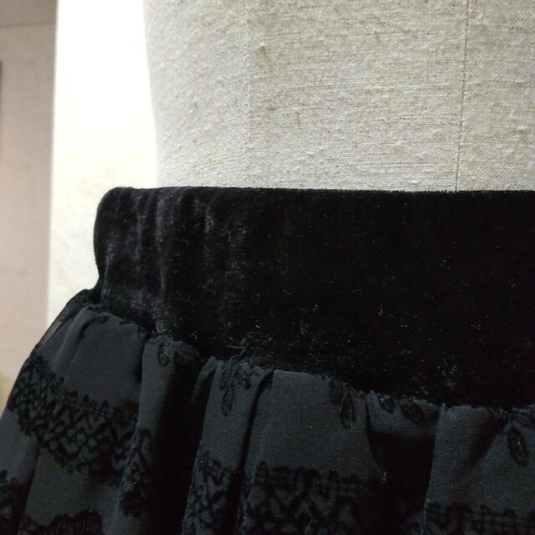 L'EST ROSE(レストローズ)の1705 レストローズ 黒薔薇&レース柄フロッキーフレアースカート レディースのスカート(ひざ丈スカート)の商品写真