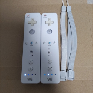 ウィー(Wii)の【匿名発送】Wiiリモコン白 2本 ストラップ 付 動作確認済み(家庭用ゲーム機本体)