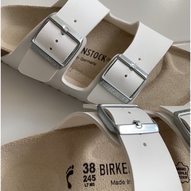BIRKENSTOCK(ビルケンシュトック)のビルケンシュトック / アリゾナ ホワイト 24.5cm レディースの靴/シューズ(サンダル)の商品写真