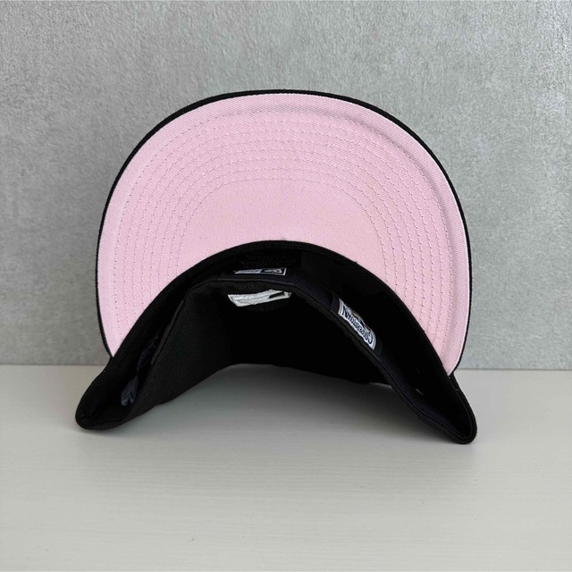 NEW ERA(ニューエラー)のNEW ERA 59FIFTY 7 3/4 ツバ裏ピンク サイドパッチ メンズの帽子(キャップ)の商品写真