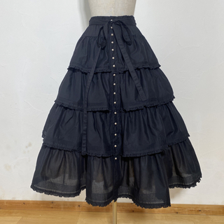 カネコイサオ(KANEKO ISAO)の極薄綿ローン素材の黒無地　段々スカート　ワンダフルワールドです。(ロングスカート)