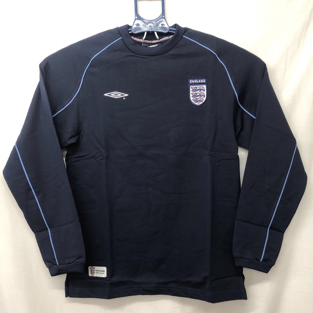 UMBRO(アンブロ)のアンブロ　イングランド代表エンブレム付　長袖Tシャツ スポーツ/アウトドアのサッカー/フットサル(ウェア)の商品写真