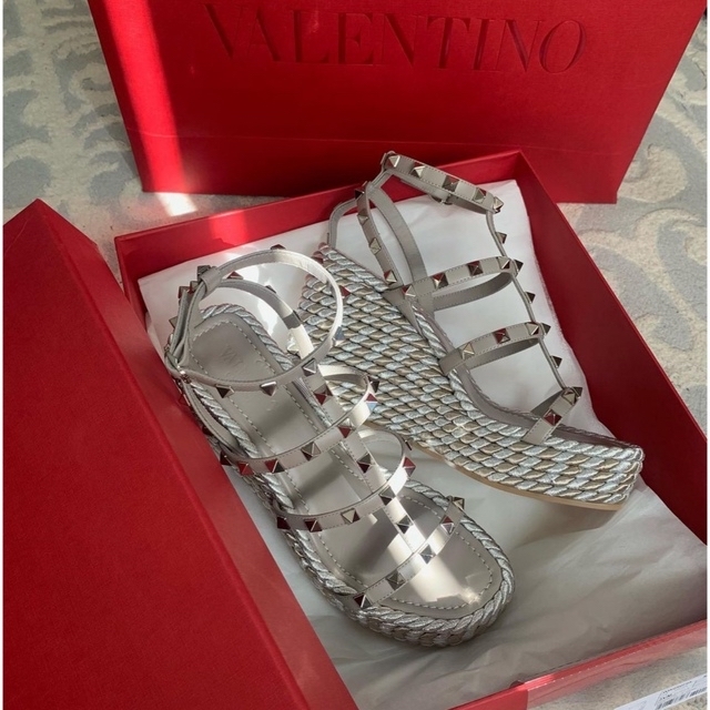 靴/シューズ【美品】valentino ロックスタッズカーフスキンストラップウェッジサンダル