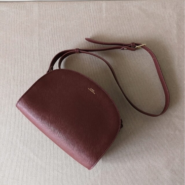A.P.C / アーペーセー ショルダーバッグ ハーフムーン エンボスレザー-