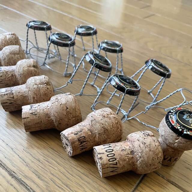 スパークリングワイン コルク キャップ 針金8セットの通販 by スパークリングワイン コルク キャップ 針金8セットの通販 by