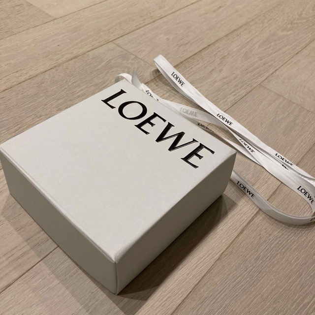 LOEWE(ロエベ)のロエベ　ギフトボックス　リボン　2本　セット インテリア/住まい/日用品のオフィス用品(ラッピング/包装)の商品写真