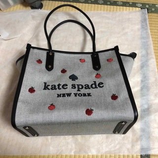 ケイトスペードニューヨーク(kate spade new york)の最終値下げ　おまけつき　新品　ケイトスペード　エラ トートバッグりんご(トートバッグ)