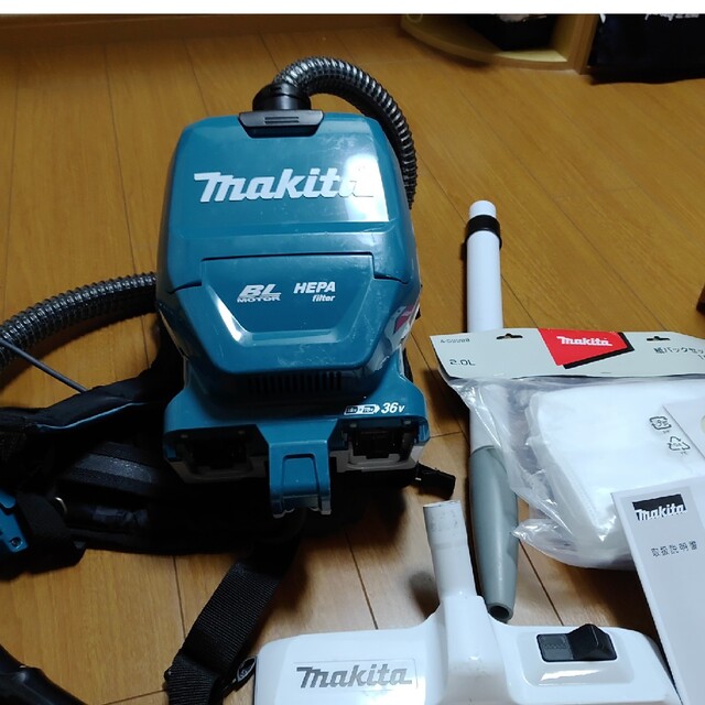 Makita(マキタ)のマキタ充電式背負クリーナーVC261D スマホ/家電/カメラの生活家電(掃除機)の商品写真