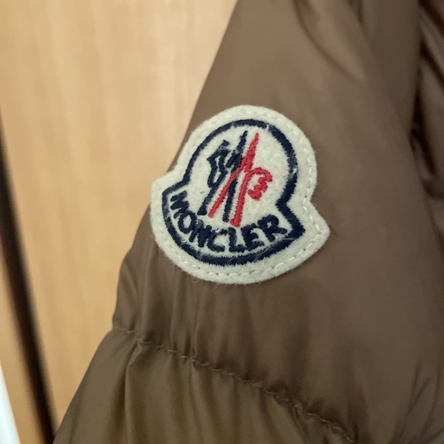 MONCLER(モンクレール)のモンクレール　ダウン　レディース　茶色 レディースのジャケット/アウター(ダウンジャケット)の商品写真
