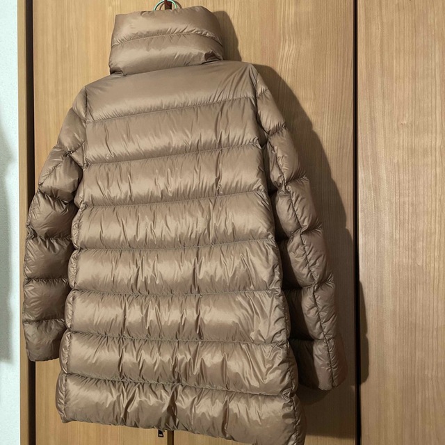 MONCLER(モンクレール)のモンクレール　ダウン　レディース　茶色 レディースのジャケット/アウター(ダウンジャケット)の商品写真