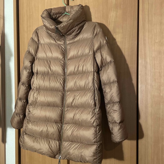 MONCLER(モンクレール)のモンクレール　ダウン　レディース　茶色 レディースのジャケット/アウター(ダウンジャケット)の商品写真