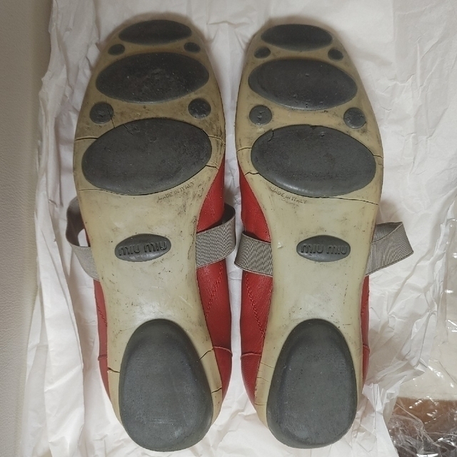 miumiu(ミュウミュウ)のmiu miu　バンド付きレッドシューズ　ひび割れあり　箱あり レディースの靴/シューズ(バレエシューズ)の商品写真