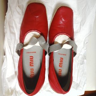 ミュウミュウ(miumiu)のmiu miu　バンド付きレッドシューズ　ひび割れあり　箱あり(バレエシューズ)