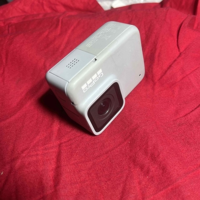 GoPro(ゴープロ)のGoPro HERO7 WHITE 美品 スマホ/家電/カメラのカメラ(ビデオカメラ)の商品写真