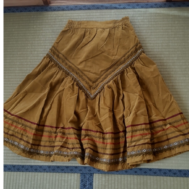 ノンノンドール　辛子色のスカート