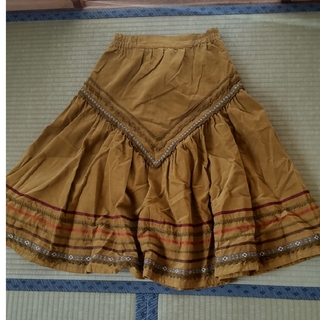 ノンノンドール　辛子色のスカート(ひざ丈スカート)