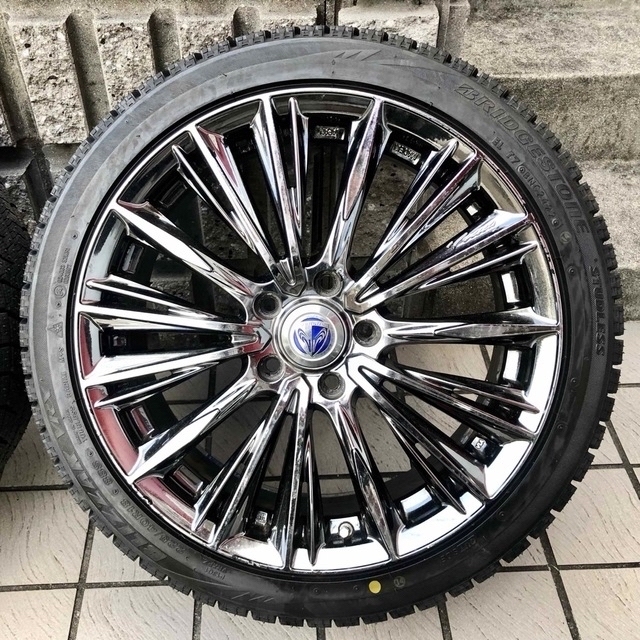 新品 スタッドレス 225/40R18 ブリヂストン VRX　レイズ ヴォウジェ 自動車/バイクの自動車(タイヤ・ホイールセット)の商品写真