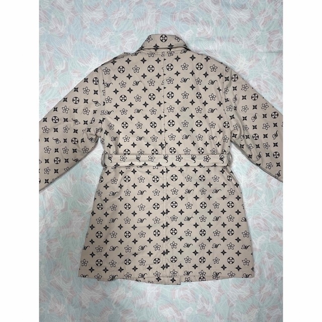 女児135《モノグラム》トレンチコート キッズ/ベビー/マタニティのキッズ服女の子用(90cm~)(コート)の商品写真