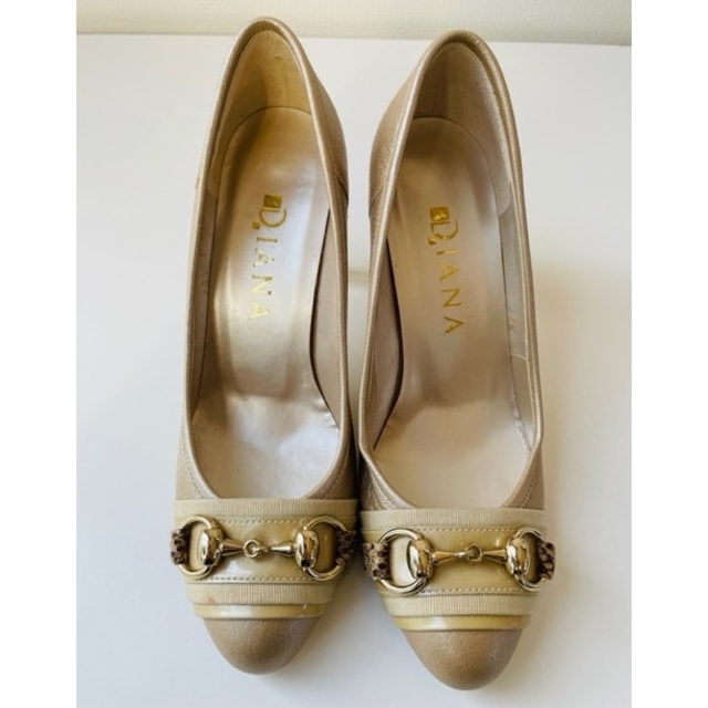 DIANA(ダイアナ)の【DIANA】ダイアナ パンプスヒール 21.5cm ベージュ ゴールドチェーン レディースの靴/シューズ(ハイヒール/パンプス)の商品写真