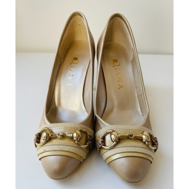 DIANA(ダイアナ)の【DIANA】ダイアナ パンプスヒール 21.5cm ベージュ ゴールドチェーン レディースの靴/シューズ(ハイヒール/パンプス)の商品写真
