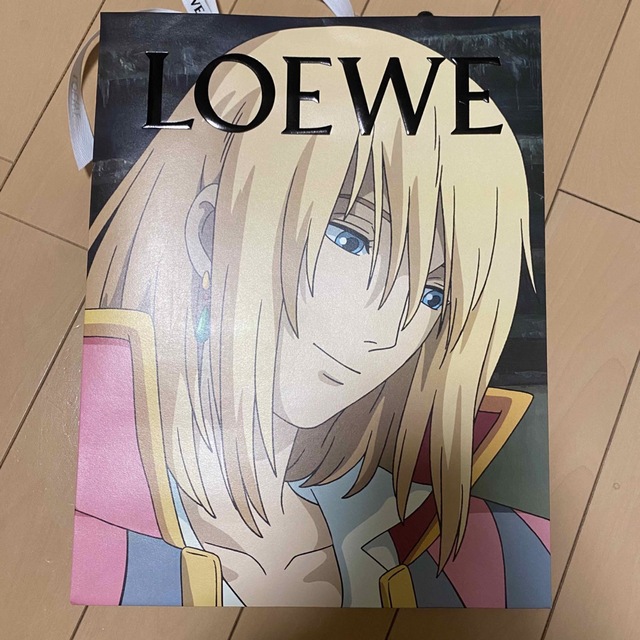 LOEWE(ロエベ)のLOEWE ×ハウル 限定ショッパー かかしのカブの紙チャーム付き レディースのファッション小物(その他)の商品写真