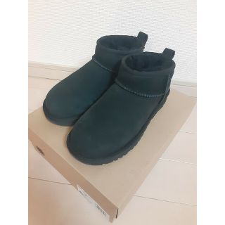 アグ(UGG)の【acori様専用】UGGクラシックウルトラ　ミニ　ムートンブーツ 黒 23㎝(ブーツ)