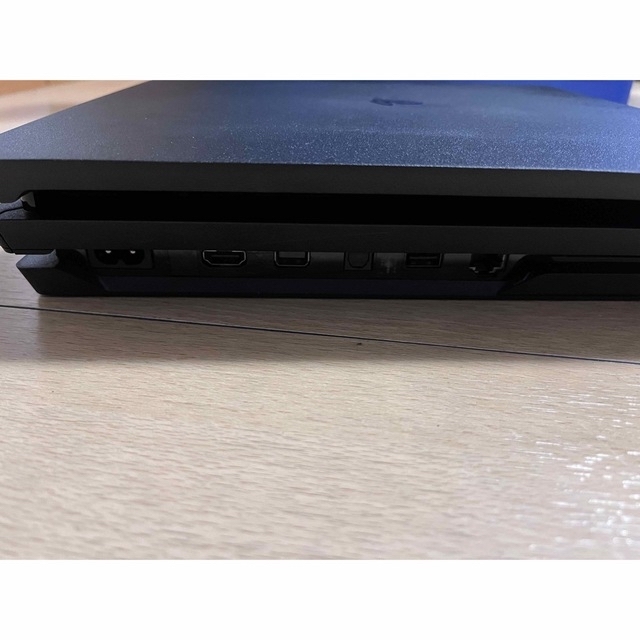 SONY(ソニー)のPS4 pro CUH7200B エンタメ/ホビーのゲームソフト/ゲーム機本体(家庭用ゲーム機本体)の商品写真