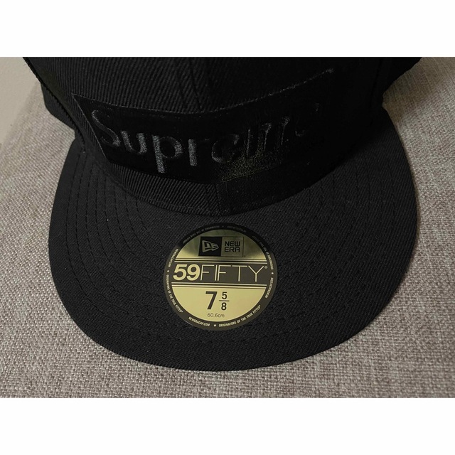 Supreme(シュプリーム)のsupreme  newera キャップ　7 5/8 メンズの帽子(キャップ)の商品写真