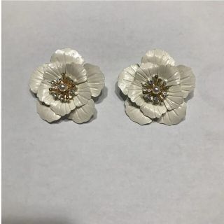 【新品未使用】Muguet jewel  フラワーモチーフピアス(ピアス)