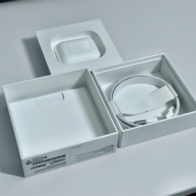 Apple(アップル)のAirPods 第2世代 (マイク壊) セット Apple 正規品 スマホ/家電/カメラのオーディオ機器(ヘッドフォン/イヤフォン)の商品写真