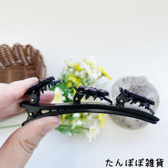 新品　キラキラストーン三連フラワー三連クリップ　ヘアピンヘアクリップ2色有　前髪 レディースのヘアアクセサリー(ヘアピン)の商品写真