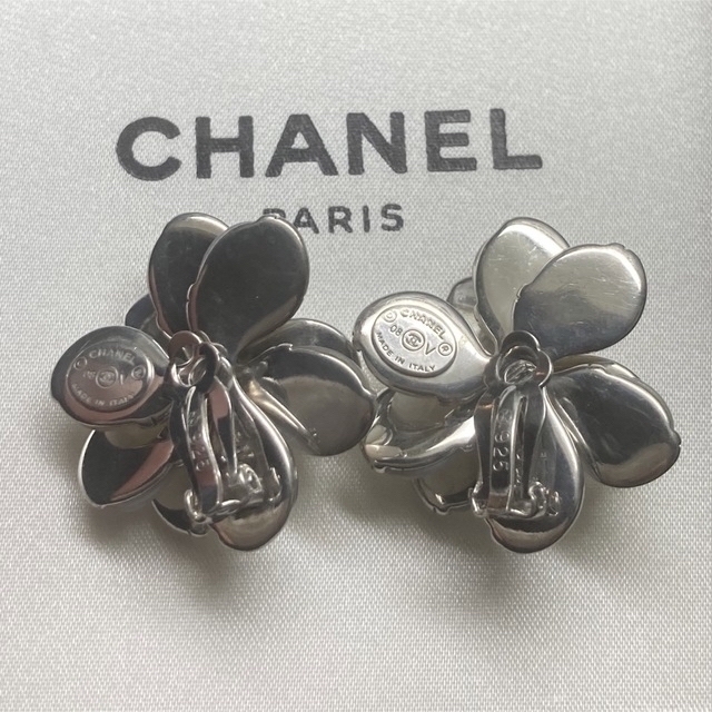 CHANEL(シャネル)のシャネル❤️希少　シルバー刻印　マザーオブパール　フラワー　イヤリング レディースのアクセサリー(イヤリング)の商品写真