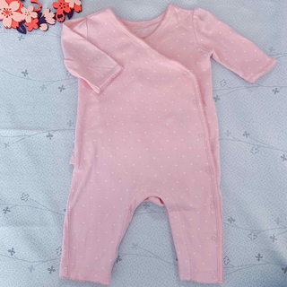 ベビーギャップ(babyGAP)のbabyGap⭐︎60cm淡いピンクの水玉ロンパース　3ヶ月〜6ヶ月　フリル付き(ロンパース)