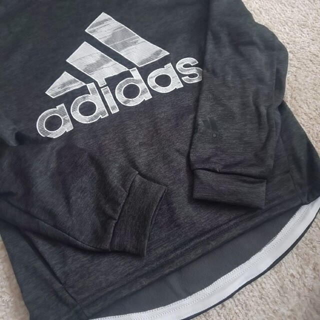 adidas(アディダス)のadidas ﾌｰﾃﾞｨｰ 裏起毛 130㎝ キッズ/ベビー/マタニティのキッズ服男の子用(90cm~)(その他)の商品写真