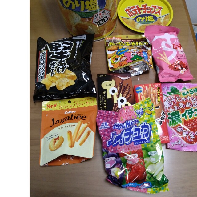 お菓子詰め合わせ　ポテチ缶 食品/飲料/酒の食品(菓子/デザート)の商品写真