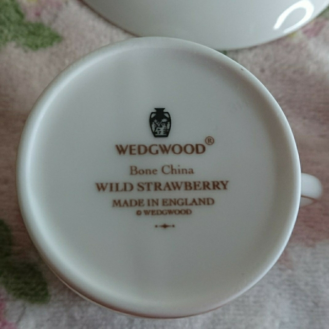 WEDGWOOD(ウェッジウッド)のウェッジウッド ワイルドストロベリー 黒壺 デミタス カップ & ソーサー インテリア/住まい/日用品のキッチン/食器(食器)の商品写真