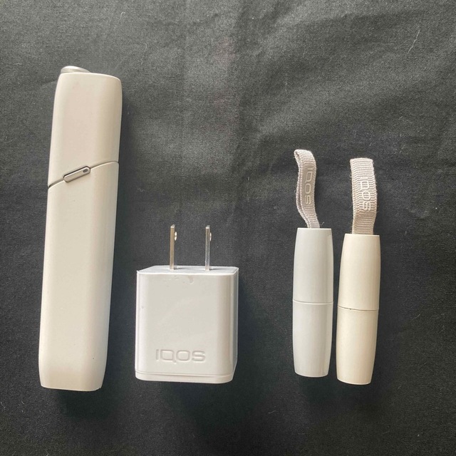 IQOS(アイコス)のIQOS 3 MULTI ホワイト 本体　アダプタ　クリーニングツール　計4点  メンズのファッション小物(タバコグッズ)の商品写真