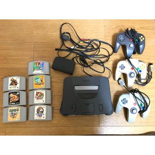 ニンテンドウ64(NINTENDO 64)のN64本体一式＆ソフト7本＆コントローラー3個(家庭用ゲーム機本体)